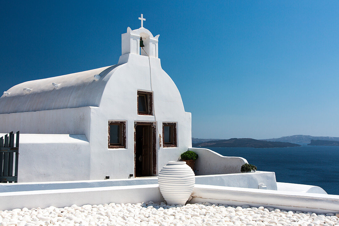 Die weiße Kapelle von Oia, Santorin, Griechenland