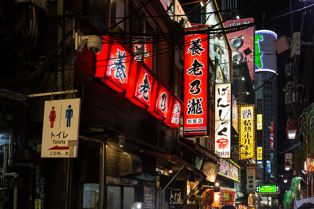 Leuchtreklame im Stadtteil Shinjuku, Tokio bei Nacht, Japan