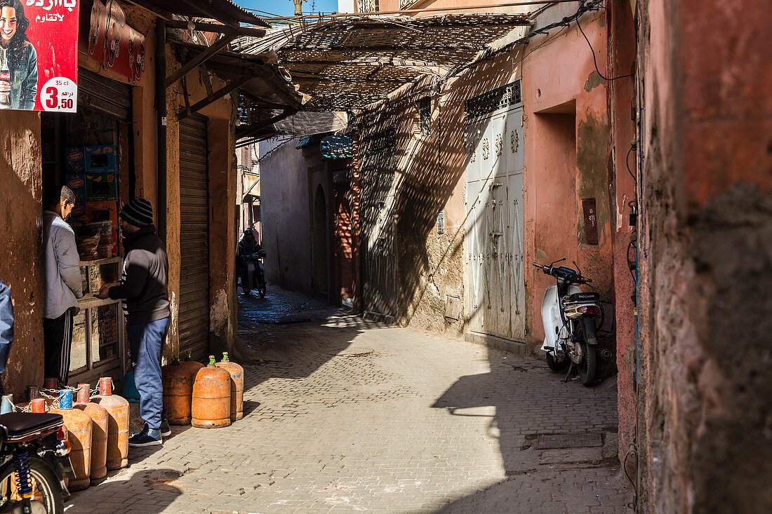 Alltagsleben in einer Gasse in Marrakesch, Marokko