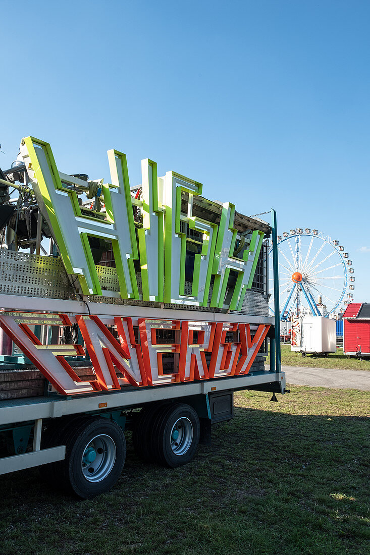 Laster mit Fahrgeschäft für das Oktoberfest, Theresienwiese, München, Bayern Deutschland