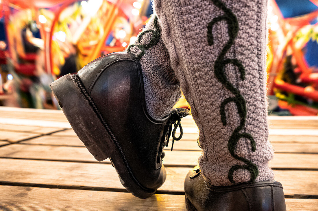 Haferlschuhe und bestickte Socken auf dem Oktoberfest in München, Bayern, Deutschland