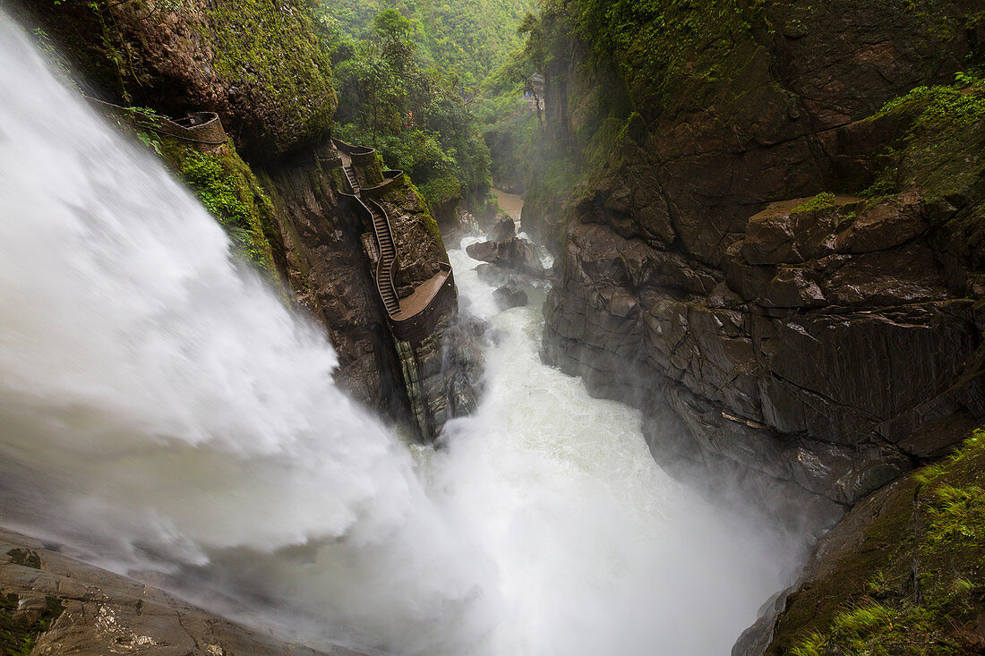 Der ca. 80 Meter hohe Wasserfall Pailón del Diablo (Teufelsschlucht) in Baños, Ecuador