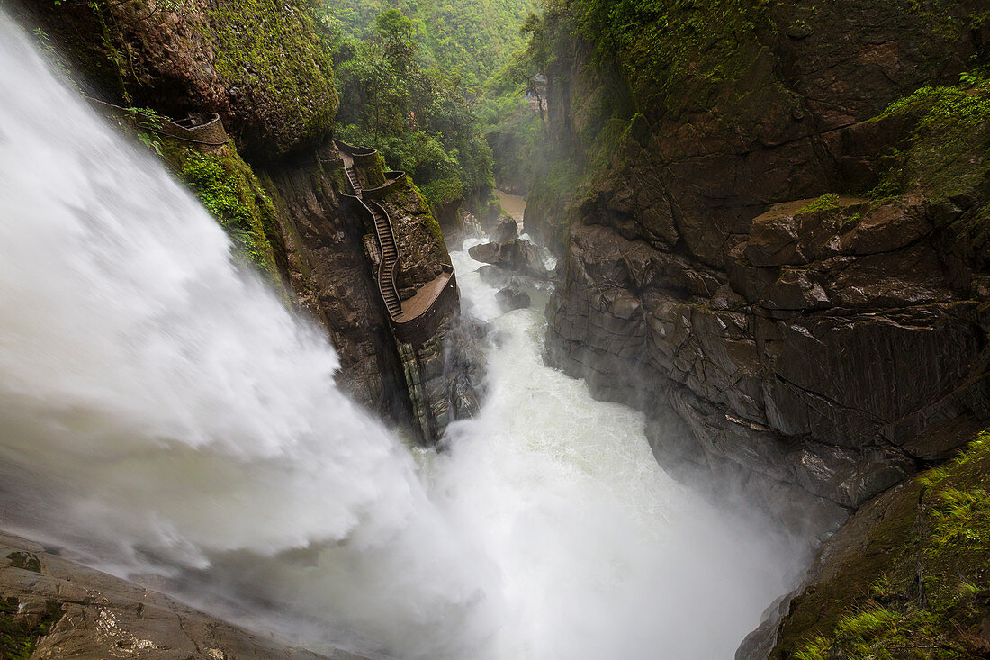 The 80m high waterfall Pailón del Diablo (Devil's Gorge) in Baños, Ecuador