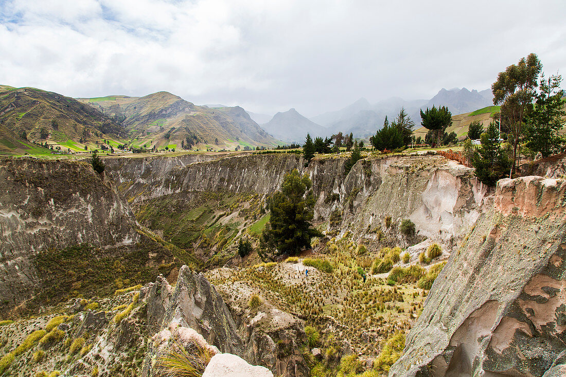 Der Toachi River Canyon an der Straße Zumbahau in der Nähe von Quilotoa, Ecuador.