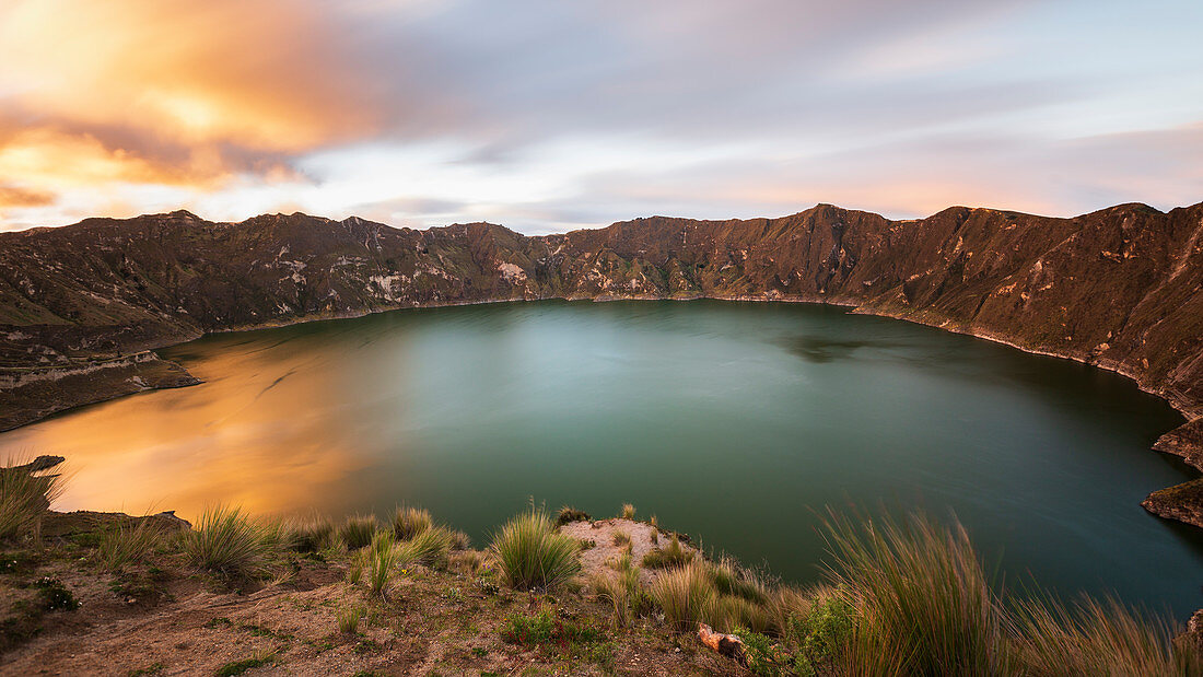 Sonnenuntergang am Rand des Kratersees Quilota in Ecuador