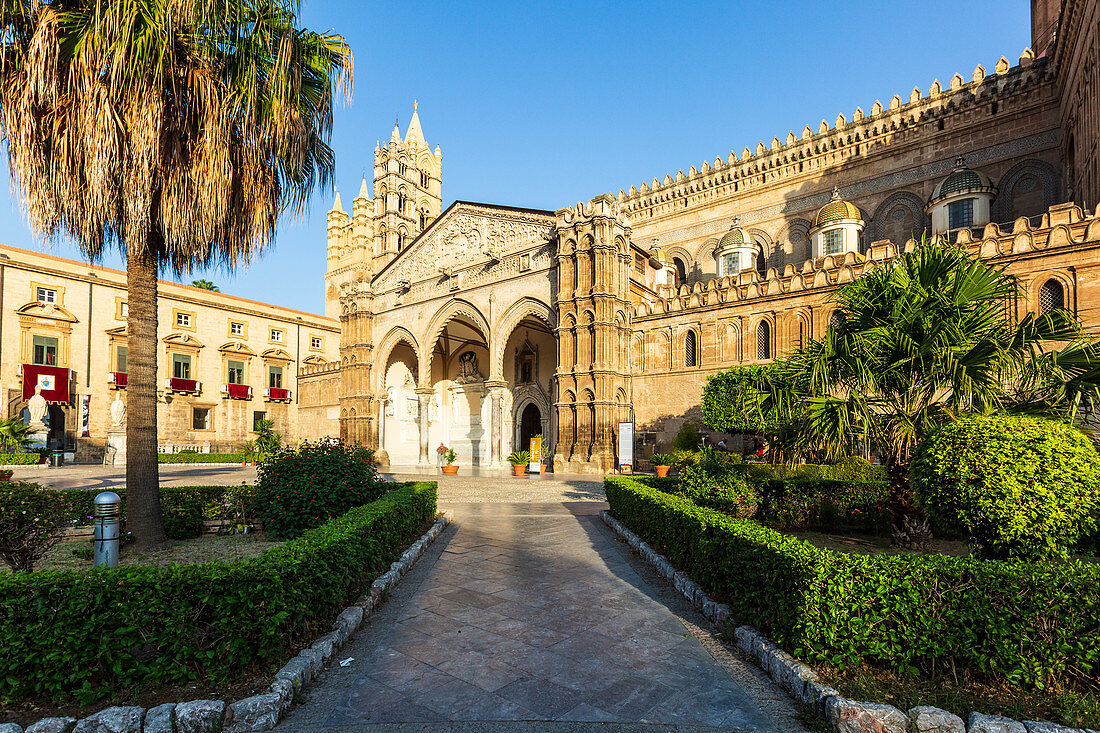 Die Kathedrale von Palermo mit dem gepflegten Garten im Vordergrund