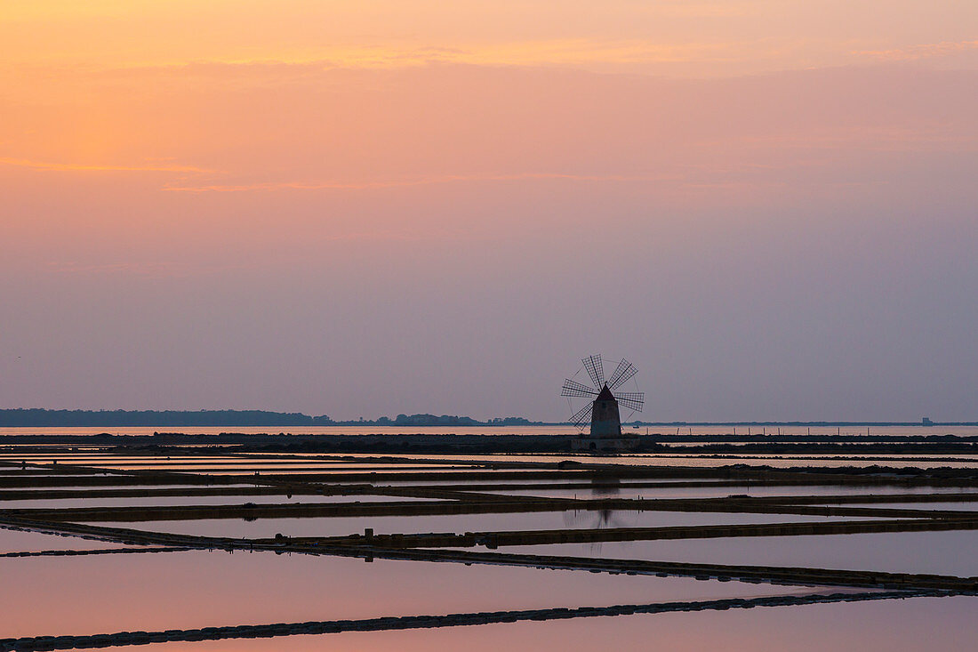 Die berühmte Salzsaline von Marsala in Sizilien zum Sonnenuntergang