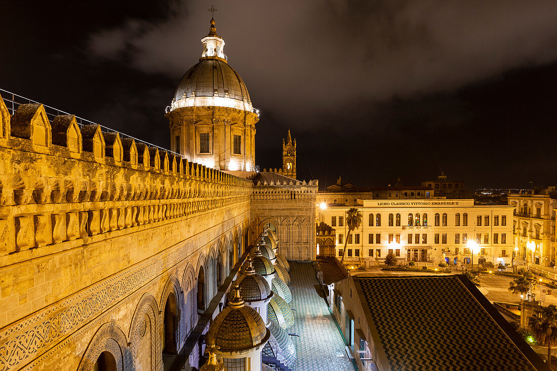 Blick auf die Kuppel der Kathedrale von Palermo, Sizilien bei Nacht