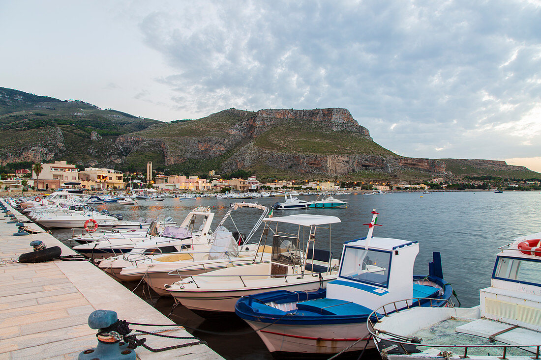 Boote im abendlichen Licht vor Tonnara di Bonagia in Sizilien, Italien