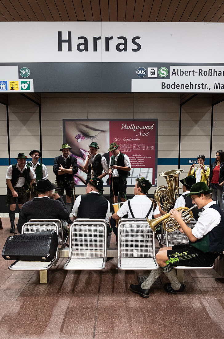 Bayerische Volksmusikkapelle spielt in der U-Bahn auf dem Weg zum Oktoberfest, München, Bayern, Deutschland