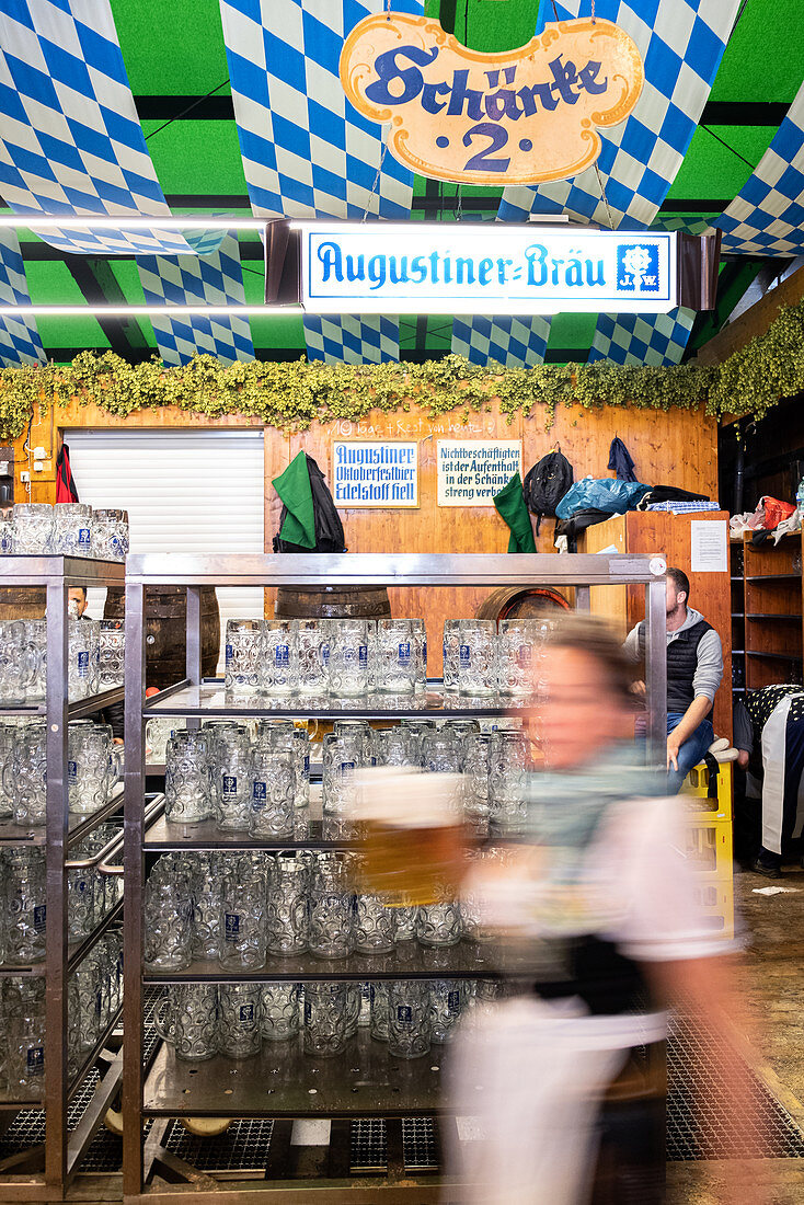 Bierauschank im Bierzelt auf dem Oktoberfest, München, Bayern, Deutschland