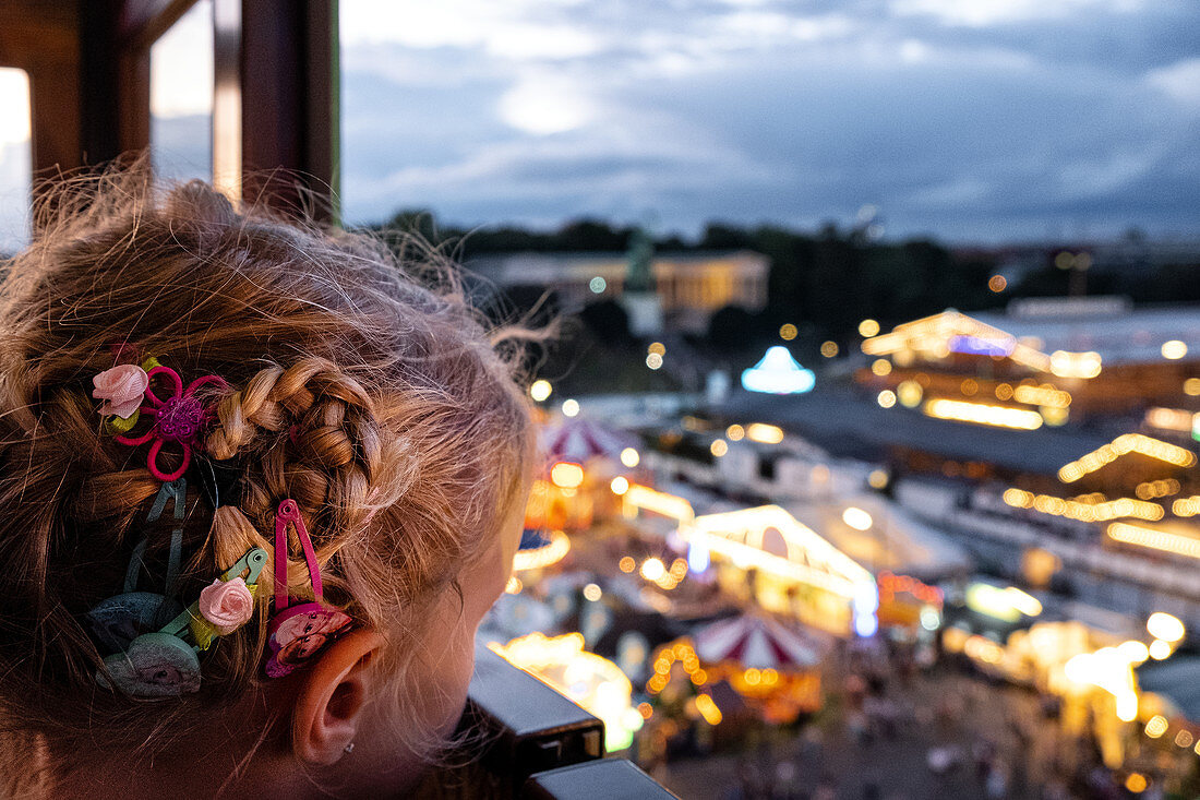 Blick eines Mädchens vom Riesenrad auf das Okroberfest, München, Bayern, Deutschland