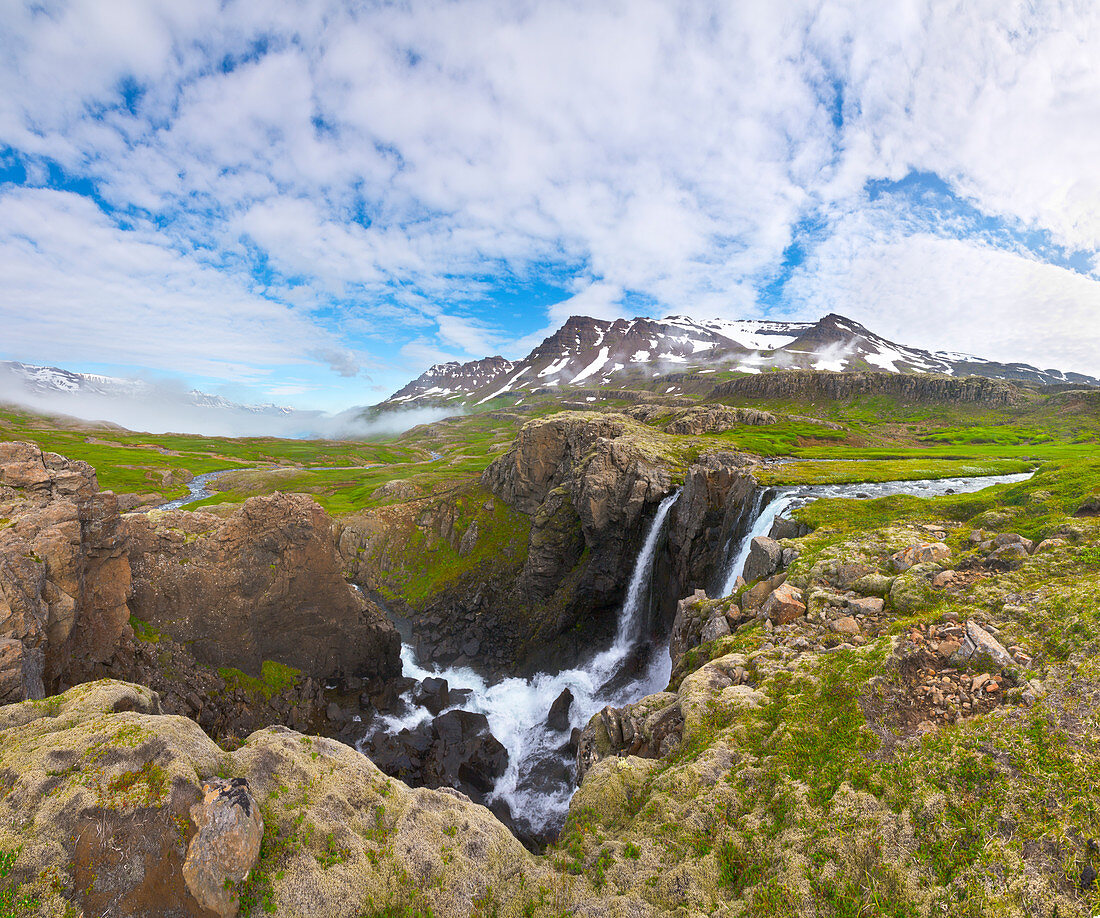 Fluss mit Wasserfällen in der Tundra, Klifbrekkufossar-Wasserfall, Mjoifjordur, Island