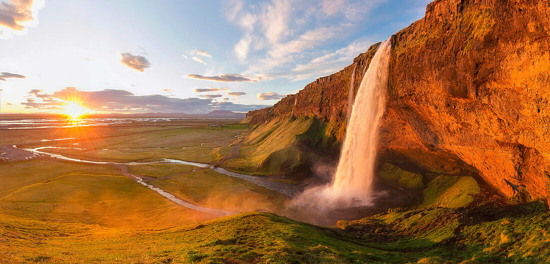 Wasserfall bei Sonnenuntergang, Seljalandsfoss-Wasserfall, Island