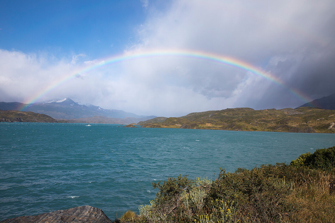 Regenbogen über See, Lake Pehoe, Nationalpark Torres Del Paine, Chile