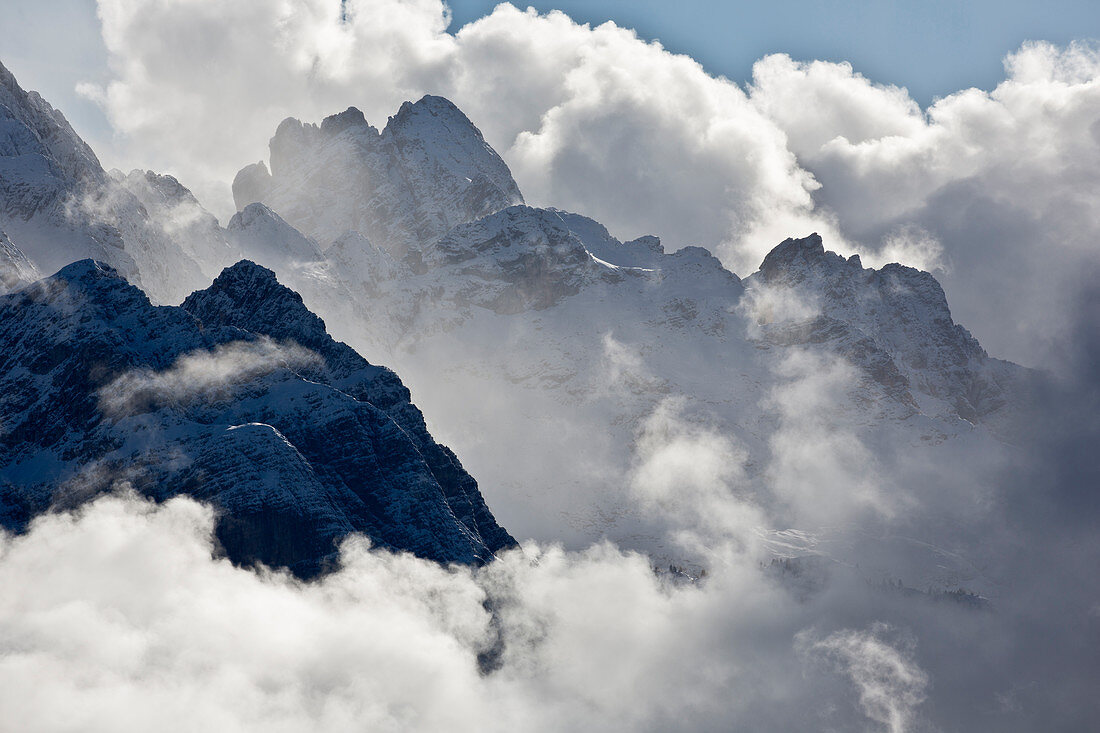 Berge in den Wolken, Dolomit, Italien
