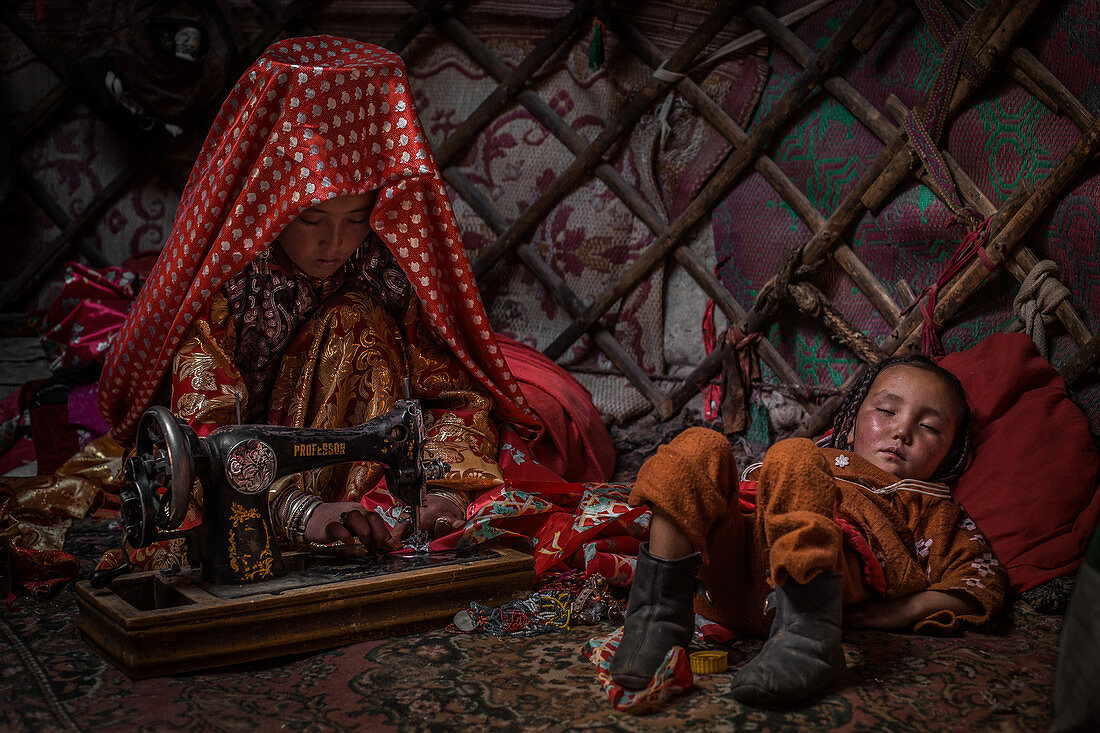 Nähende Kirgisin in einer Jurte, Afghanistan, Asien