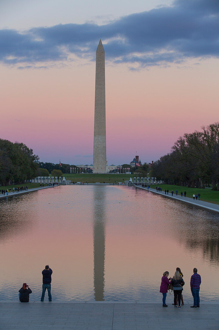 Abend mit Touristen, Washington Monument genommen von Lincoln Monument, Washington DC, Vereinigte Staaten von Amerika, Nordamerika