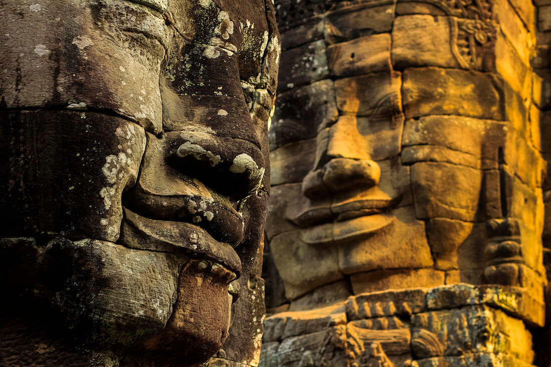 Zwei von 216 lächelnden Sandsteingesichtern am Bayon des 12. Jahrhunderts, Angkor, UNESCO-Welterbestätte, Siem Reap, Kambodscha, Indochina, Südostasien, Asien