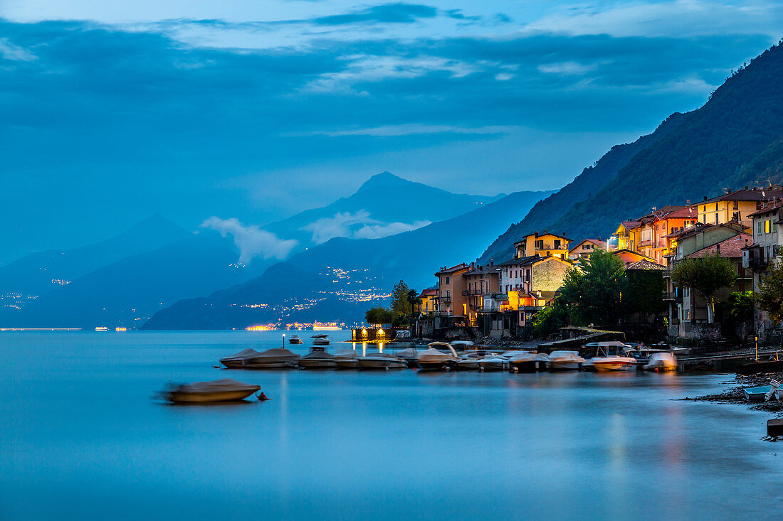 Blick auf Comer See von Lezzeno in der Dämmerung Provinz von Como, Comer See, Lombardei, italienische Seen, Italien, Europa