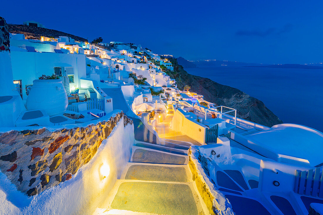 Blick auf das Dorf Oia in der Dämmerung, Santorini, Kykladen, Ägäische Inseln, griechische Inseln, Griechenland, Europa