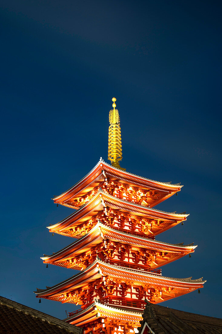 Die fünfstöckige Pagode in der Dämmerung nahe dem Senso-ji Tempel in Asakusa, Tokyo, Honshu, Japan, Asien