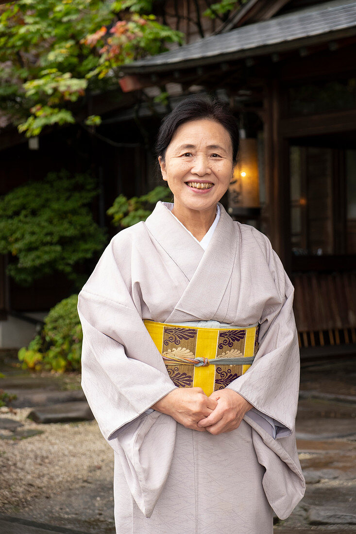 Person in einem Kimono am Yatsusankan-Ryokan in Hida Furukawa, Präfektur Gifu, Honshu, Japan, Asien an