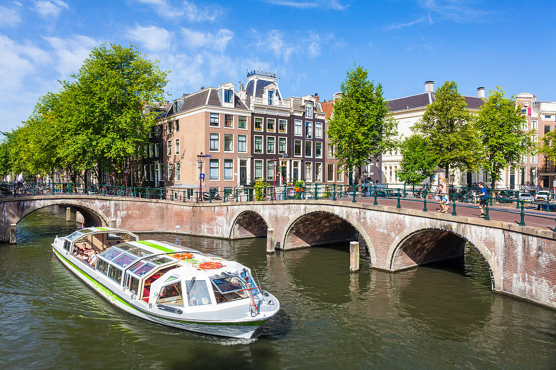 Kanaltour Boot und Brücken an der Kreuzung des Leidsegracht-Kanals und des Keizergracht-Kanals, Amsterdam, Nordholland, die Niederlande, Europa