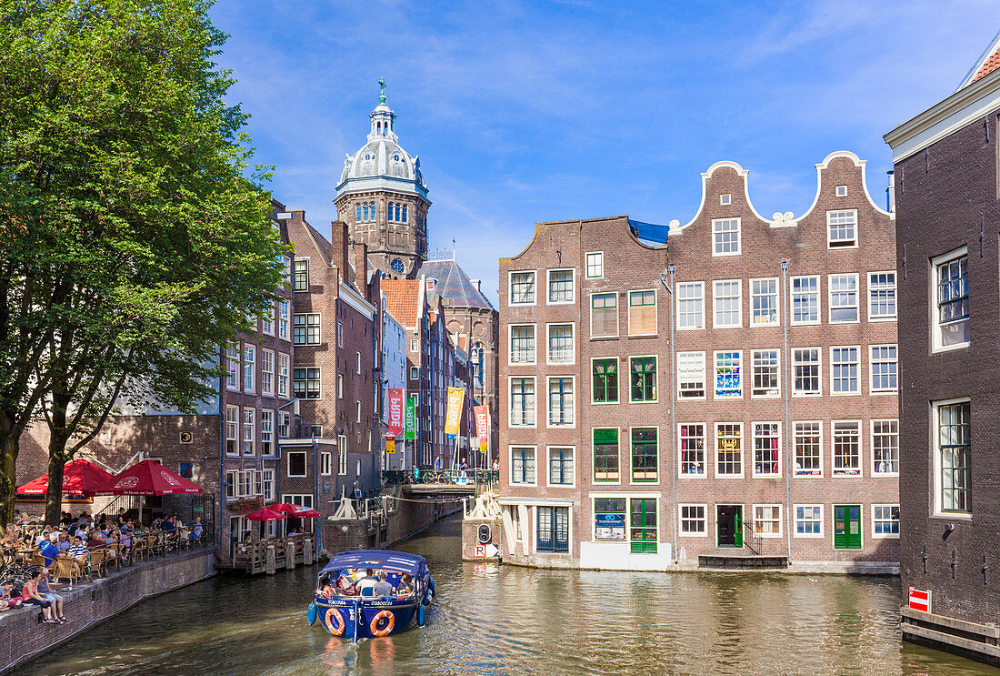 Kuppel der Kirche St. Nikolaus und des Kanals Oudezijds Voorburgwal, Amsterdam Altstadt, Nordholland, Niederlande, Europa