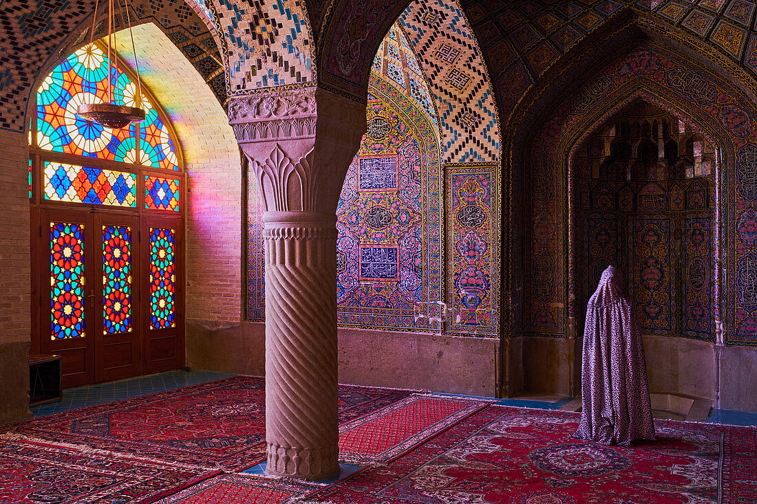 Betende Frau, Nasir Al Molk Moschee, Shiraz, Fars Provinz, Iran, Mittlerer Osten