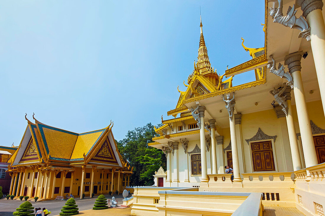 Royal Palace Throne Hall und Preah Reach Damnak Chan-Verwaltungsgebäude, Phnom Penh, Kambodscha, Indochina, Südostasien, Asien