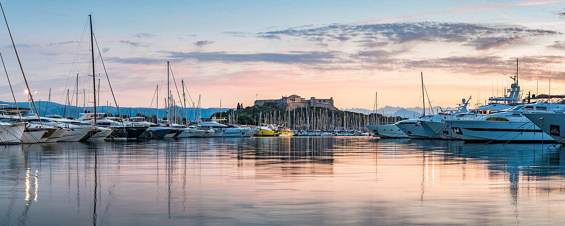 Hafen Fort Carre und Antibes bei Sonnenaufgang, Provence-Alpes-Côte d'Azur, französischer Riviera, Frankreich, Mittelmeer, Europa