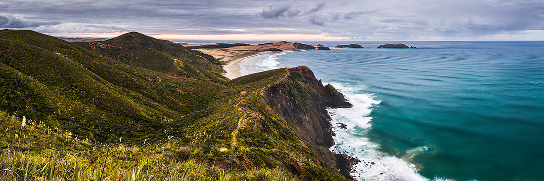 Te Werahi Beach bei Sonnenaufgang, mit Te Paki Coastal Track-Pfad, Cape Reinga, Nordinsel, Neuseeland, Pazifik