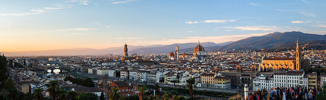 Blick über Florenz bei Sonnenuntergang, gesehen vom Piazzale Michelangelo Hill, Florenz, Toskana, Italien, Europa