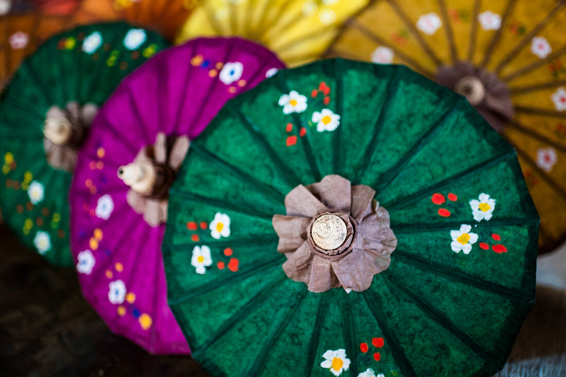 Traditionelle verzierte Sonnenschirme am Inle See, Shan State, Myanmar (Birma), Asien