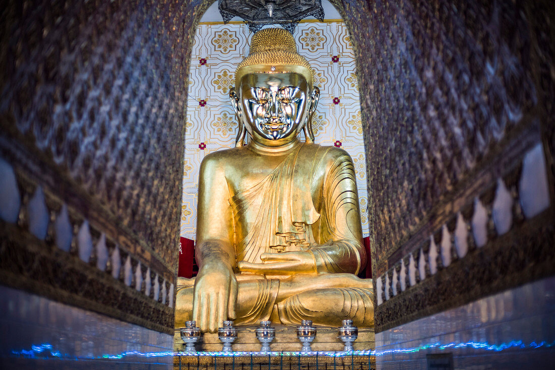 Goldbuddha-Statue an einem buddhistischen Tempel am Inle See, Shan State, Myanmar (Birma), Asien