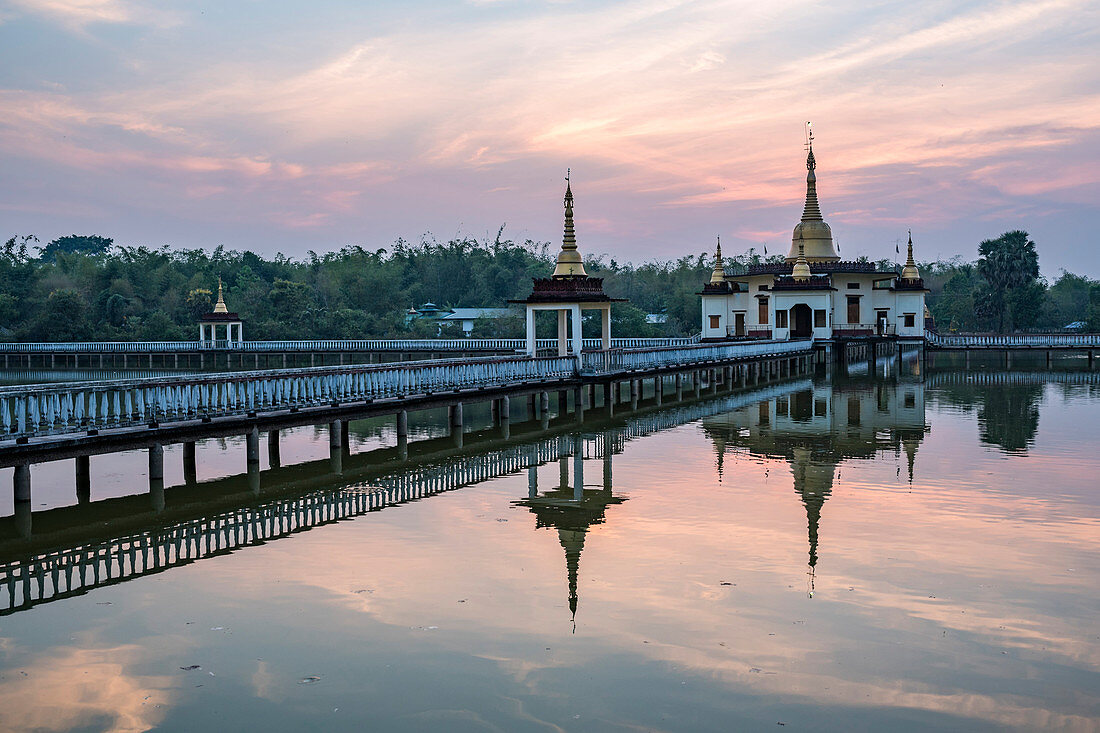 Schlangentempel (Mwe Paya) bei Sonnenuntergang, Dalah, über dem Fluss von Rangun (Rangoon), Myanmar (Birma), Asien