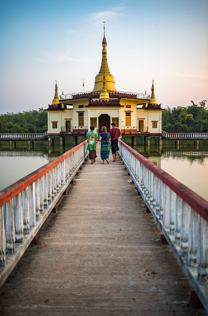 Schlangentempel (Mwe Paya) bei Sonnenuntergang, Dalah, über dem Fluss von Rangun (Rangoon), Myanmar (Birma), Asien