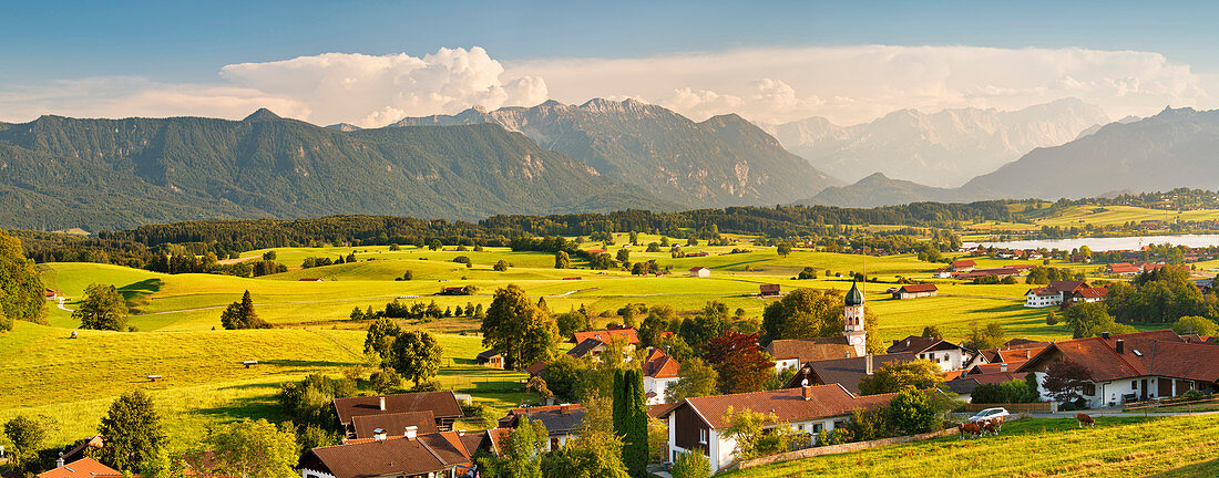 Blick vom Aidlinger Höhe über Aidling zum Wettersteingebirge und Zugspitze, Oberbayern, Bayerische Alpen, Bayern, Deutschland, Europa