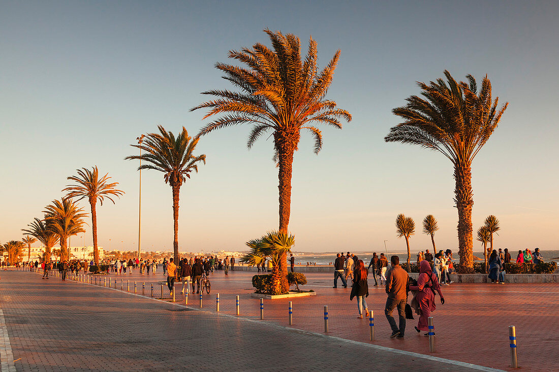 Promenade am Strand von Agadir bei Sonnenuntergang, Südmarokko, Marokko, Nordafrika, Afrika