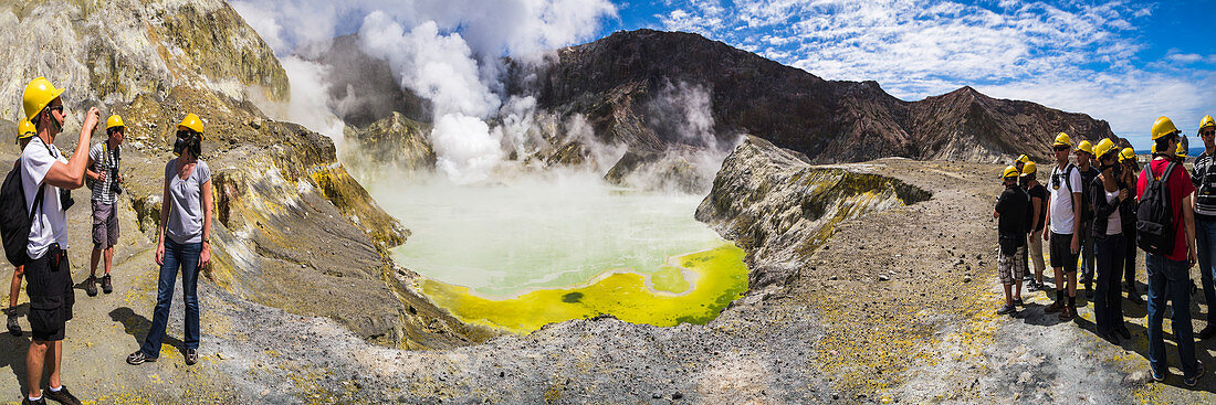 Touristen erkunden den White Island Vulkan, einen aktiven Vulkan in der Bay of Plenty, Nordinsel, Neuseeland, Pazifik