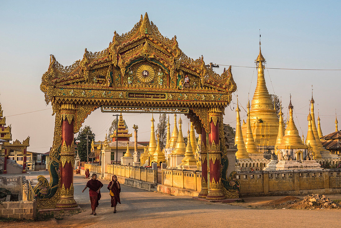Straßenszene mit buddhistischem Mönch, Pindaya, Shan State, Myanmar (Burma)