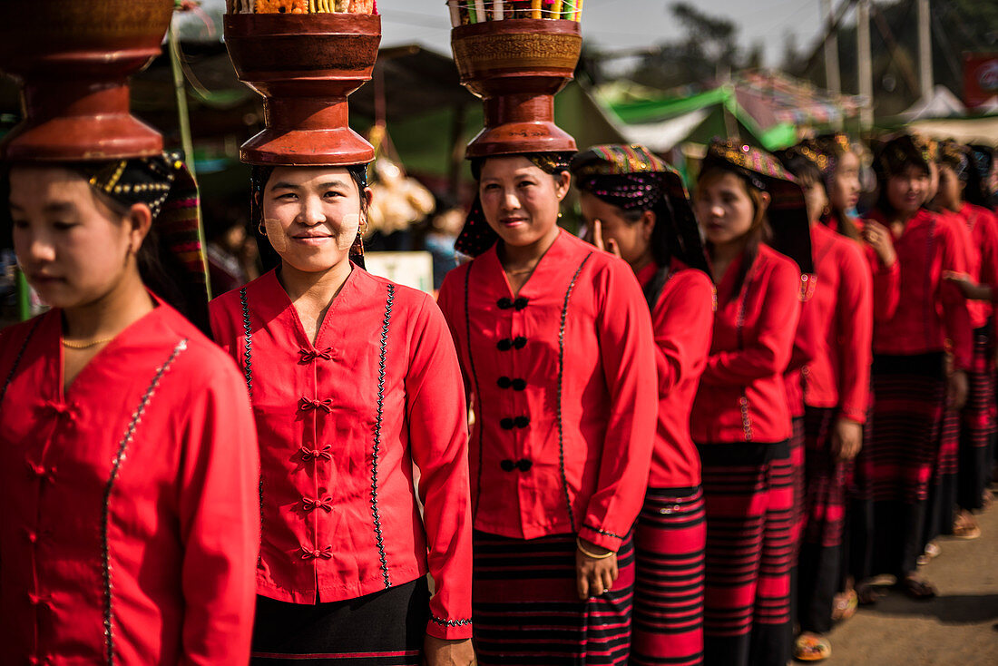 Frauen vom Danu-Stamm, Pindaya Cave Festival, Pindaya, Shan State, Myanmar (Burma), Asien