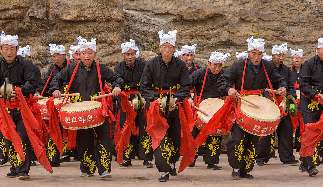 Vorstellung mit Hüfttrommel am Hukou Wasserfall am Gelben Fluss in der Provinz Shaanxi, China, Asien