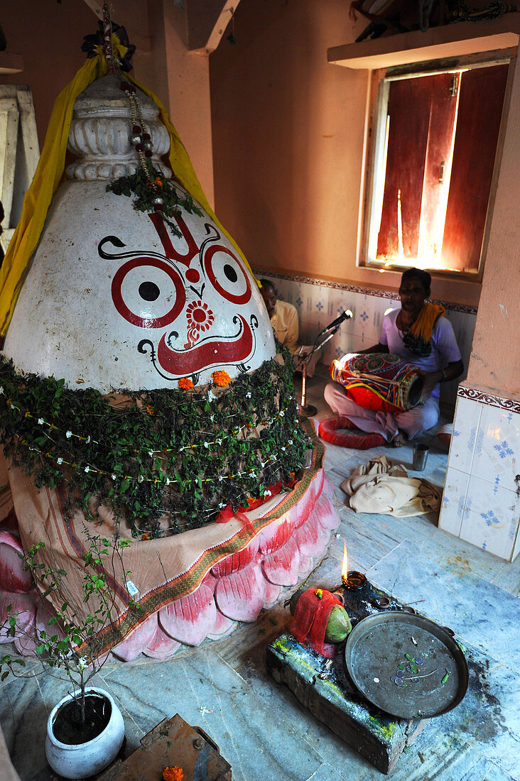 Musiker spielt die Trommel am Schrein von Lord Jagannath im Dorftempel, im ländlichen Odisha, Indien, Asien