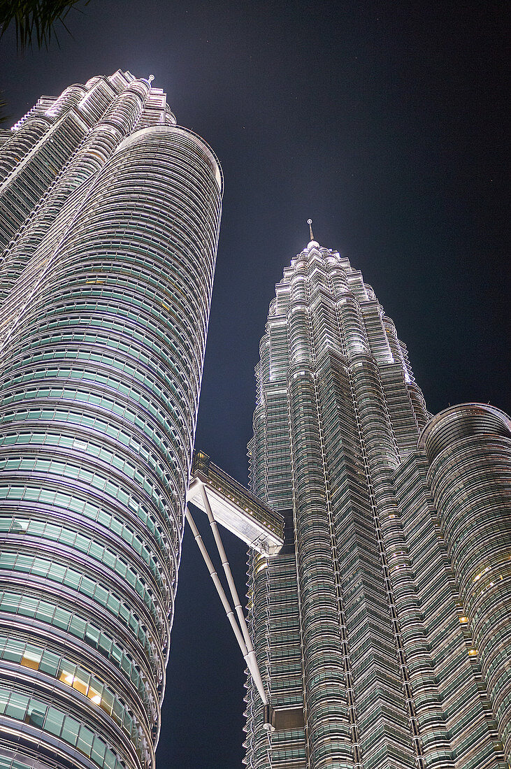 Blick hinauf zu den Petronas Towers bei Nacht, Malaysia