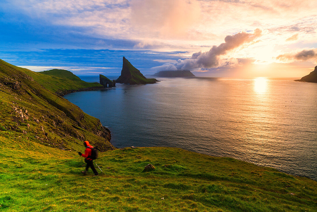 Trekker auf dem Wanderweg zu Drangarnir-Felsen, Vagar-Insel, Färöer, Dänemark, Europa