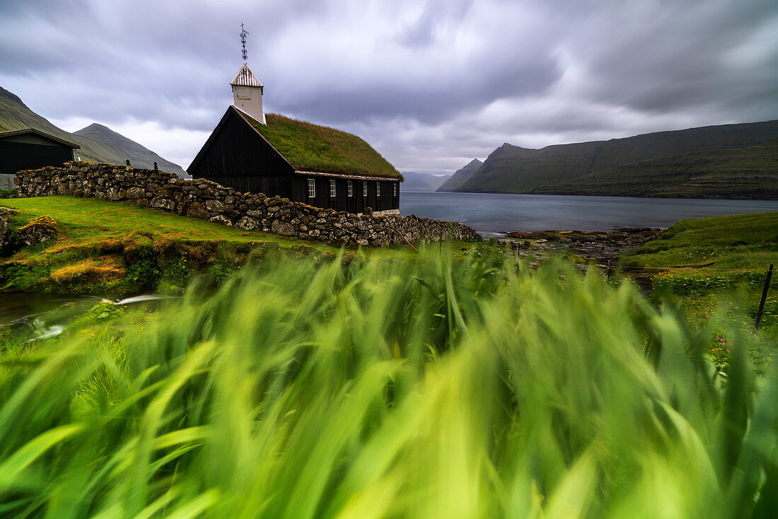 Kirche mit traditionellem Grasdach, Küste, Funningur, Eysturoy-Insel, Färöer, Dänemark, Europa