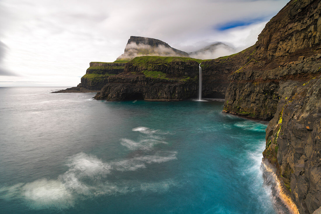 Wasserfall von Gasadalur, Vagar-Insel, Färöer, Dänemark, Europa
