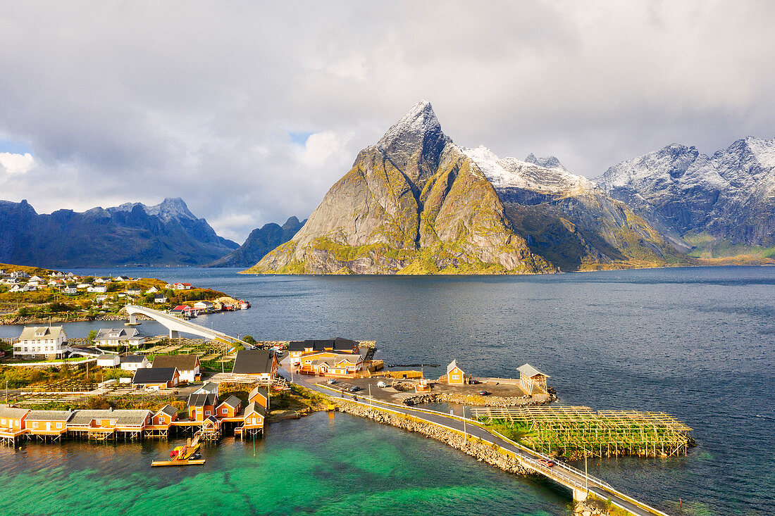 Sakrisoy-Dorf umgeben von Bergen und Kristallmeer, Reine, Nordland, Lofoten-Inseln, Norwegen, Europa